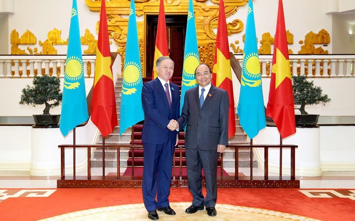 Premierminister Nguyen Xuan Phuc empfängt Präsidenten des kasachischen Unterhauses - ảnh 1
