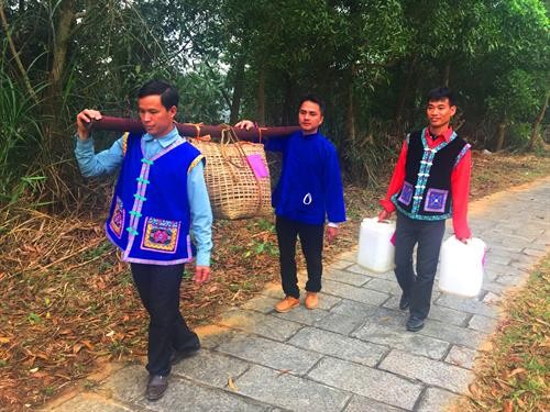Hochzeitsritual der Volksgruppe der Bo Y in Lao Cai - ảnh 1