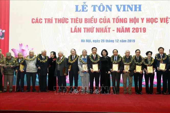 Ehrung der ausgezeichneten Mitglieder der traditionellen Mediziner Vietnams - ảnh 1