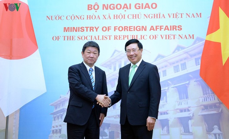Außenminister Pham Binh Minh trifft Japanischen Amtskollegen - ảnh 1