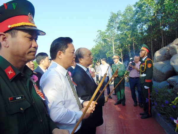 Premierminister Nguyen Xuan Phuc nimmt an der Einweihung der Gedenkstätte der gefallenen Soldaten Nui Que-Anh Linh Dai - ảnh 1