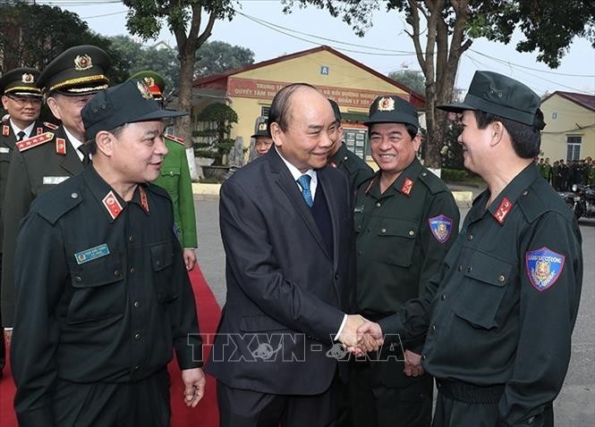 Premierminister Nguyen Xuan Phuc überprüft Dienstbereitschaft der Spezialpolizei - ảnh 1