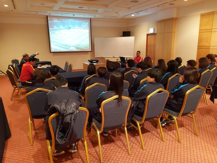Trainer Mai Duc Chung analysiert myanmarische Frauenfußballmannschaft - ảnh 1