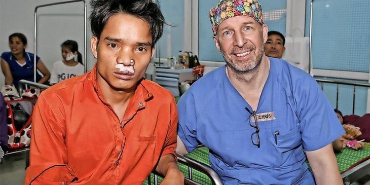 Deutsche Ärzte helfen vietnamesischen Kindern - ảnh 1