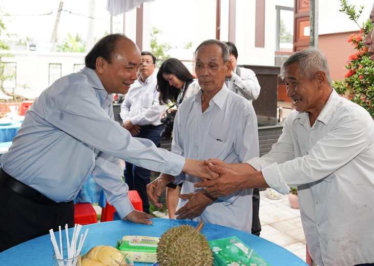 Premierminister Nguyen Xuan Phuc überprüft Maßnahmen gegen Dürre und Versalzung in Tien Giang - ảnh 1