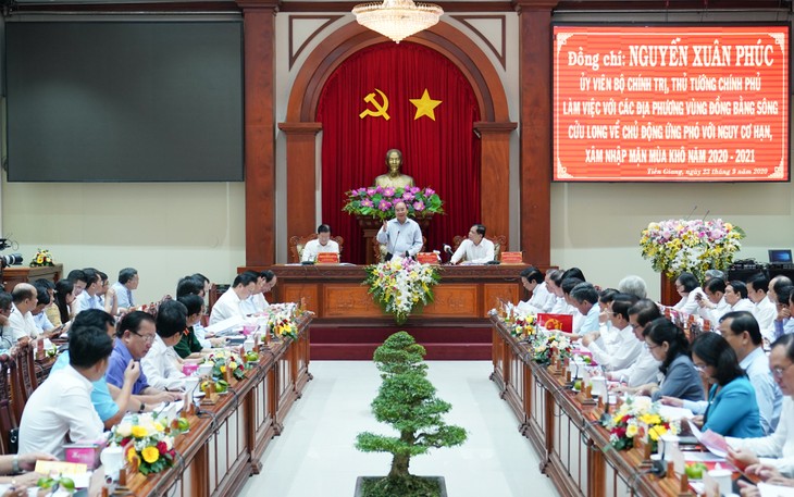 Premierminister Nguyen Xuan Phuc fordert technische Lösungen für Landwirtschaft und gegen Versalzung auf - ảnh 1