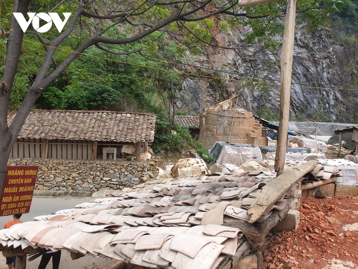 Herstellung von Dachziegeln der Volksgruppen Tay und Nung in der Provinz Lang Son  - ảnh 1