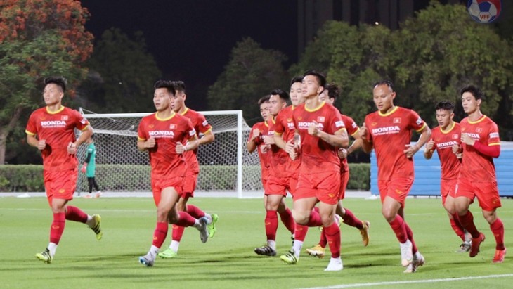 Vietnamesische Fußballnationalmannschaft beginnt leichtes Training in VAE - ảnh 1