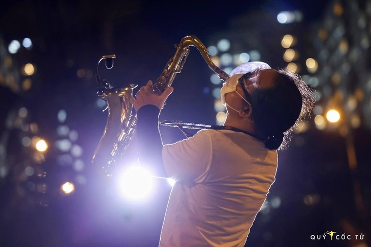 Saxophonist Tran Manh Tuan tritt in Feldlazaretten auf - ảnh 1