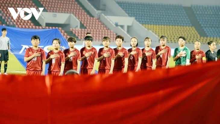  Vietnamesische Fußballauswahl der Frauen spielt unentschieden gegen U15-Futsalmannschaft der Männer von Thai Son Bac - ảnh 1