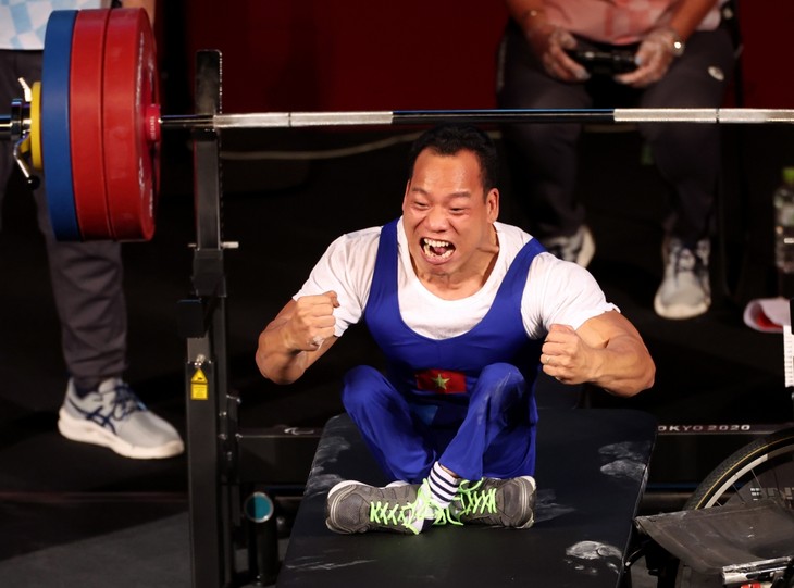Sportminister Nguyen Van Hung lobt Gewinner der Silbermedaille Le Van Cong bei Paralympics Tokio 2020 - ảnh 1