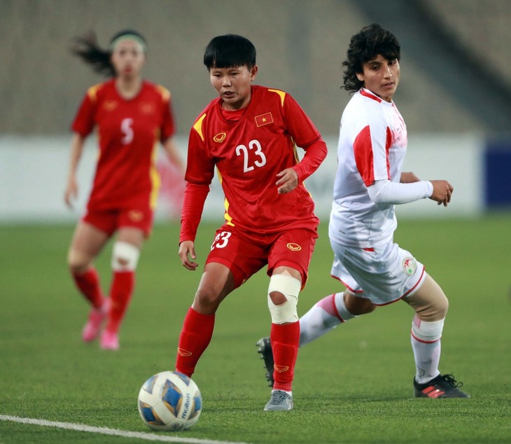 Vietnamesiscche Fußballmannschaft der Frauen siegt gegen Tadschikistan 7:0 - ảnh 1