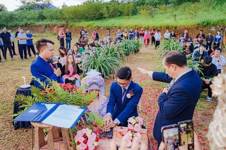 Einzigartige Hochzeiten in Vietnam während der COVID-19-Pandemie - ảnh 3