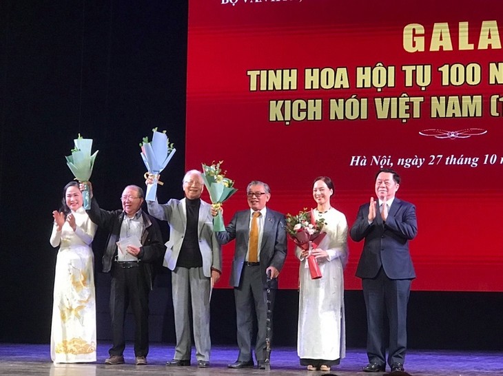 Gala “Kristalisation von 100 Jahren der Bühnenkunst von Hörspielen in Vietnam” - ảnh 1