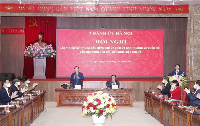 Parlamentspräsident Vuong Dinh Hue nimmt an Konferenz über den verbesserten Gesetzesentwurf der Hauptstadt teil - ảnh 1