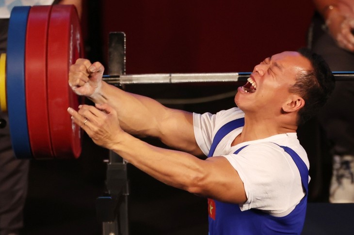 Le Van Cong gewinnt Silbermedaille der Weltmeisterschaft der Gewichtheber mit Behinderungen - ảnh 1