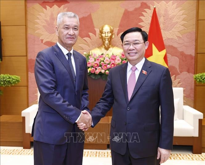 Parlamentspräsident Vuong Dinh Hue empfängt Parteisekretär der laotischen Hauptstadt VIentiane - ảnh 1