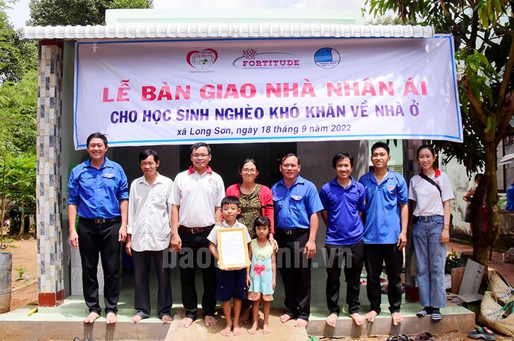 Tra Vinh kümmert sich um Leben der Menschen aus schwierigen Verhältnissen - ảnh 1