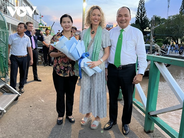 Ausländische Touristen kommen mit 5-Sterne-Schiff nach Can Tho - ảnh 1