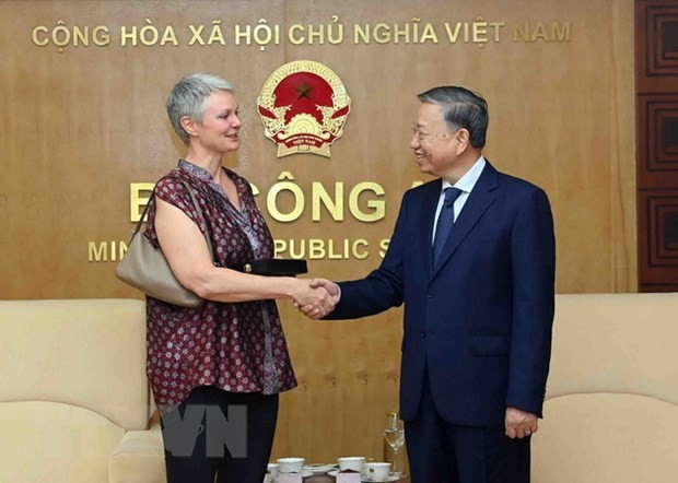 Polizeiminister To Lam empfängt norwegische Botschafterin in Vietnam Hilde Solbakken - ảnh 1