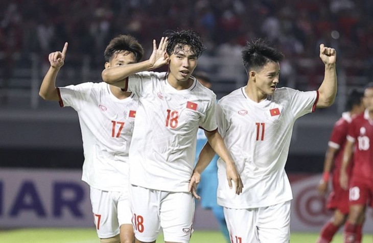 Vietnamesische U20-Fußballmannschaft spielt gegen amtierende Asienmeister - ảnh 1