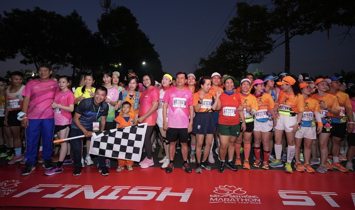 Mehr als 3.000 Läufer nehmen an Marathon in Dong Thap 2022 teil - ảnh 1