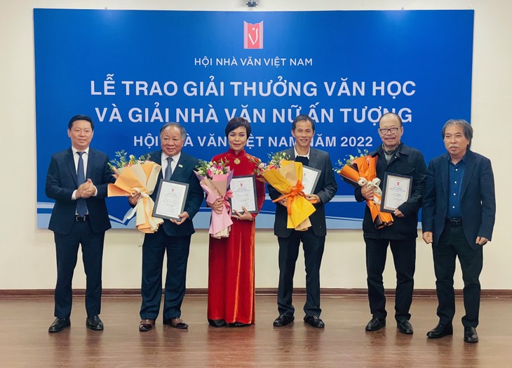 Verband der vietnamesischen Schriftsteller überreicht Literaturpreise 2022 - ảnh 1