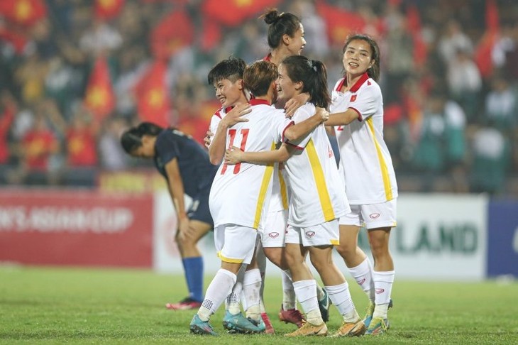 Vietnamesische U20-Fußballauswahl der Frauen ist bereit für Qualifikationsrunde der Asienfußballmeisterschaft 2024 - ảnh 1