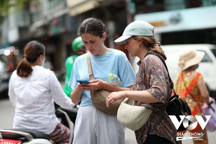 Anzahl ausländischer Touristen im Altstadtviertel Hanois wächst - ảnh 4