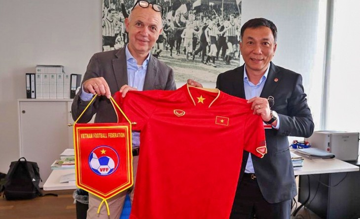 DFB-Präsident Bernd Neuendorf ist von der vietnamesischen Fußballmannschaft der Frauen beeindruckt - ảnh 1