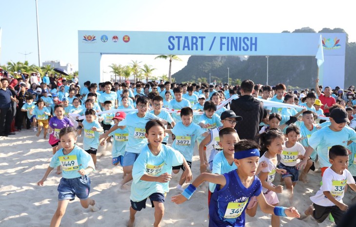 Mehr als 1.000 Menschen nehmen am Staffellauf in Quang Ninh teil  - ảnh 1