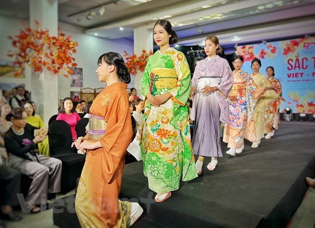 Herbstfarben Vietnams und Japans: Schönheit der traditionellen Trachten ehren - ảnh 1