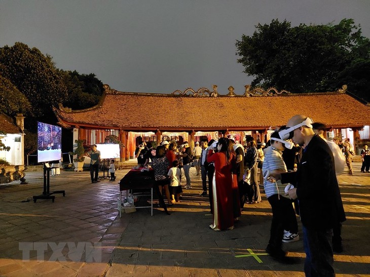 Abendtour im Literaturtempel in Hanoi - ảnh 1