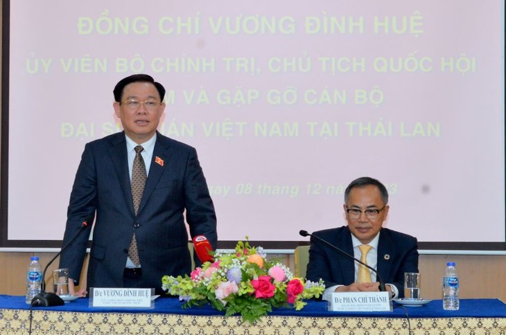 Parlamentspräsident Vuong Dinh Hue trifft Mitarbeiter der vietnamesischen Botschaft in Thailand - ảnh 1