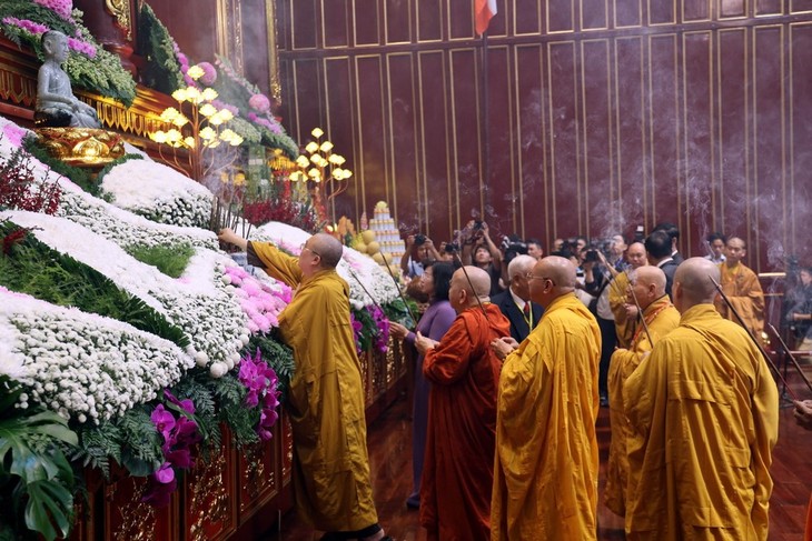 Das Gedenkfest zum 715. Jahrestag des Eintritts von König Tran Nhan Tong in die Nirvana - ảnh 1