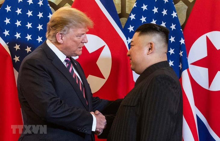ປະທານາທິບໍດີ D.Trump ແລະ ການນຳ Kim Jong un ເລີ່ມກ້າວເຂົ້າສູ່ມື້ເຮັດວຽກທີ 2 ຂອງກອງປະຊຸມ - ảnh 1