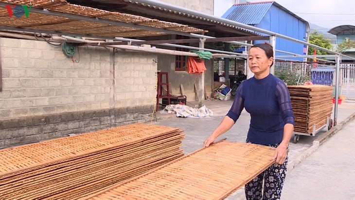 ໝູ່ບ້ານເຮັດເສັ້ນລ້ອນບິ່ນລື-ລາຍເຈົາ - ảnh 2
