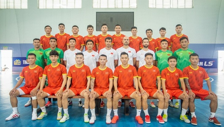 ທິມກິລາ Futsal ຫວຽດນາມ ກະກຽມໃຫ້ງານແຂ່ງຂັນຊິງແຊັມອາຊີຕາເວັນອອກສ່ຽງໃຕ້ ແລະ ອາຊີ 2022 - ảnh 1