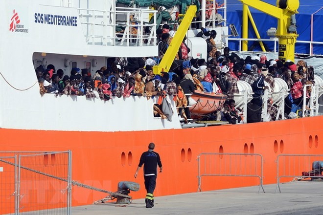 Masalah migran: Lima negara Eropa mencapai permufakatan menerima migran di kapal pertolongan Aquarius - ảnh 1