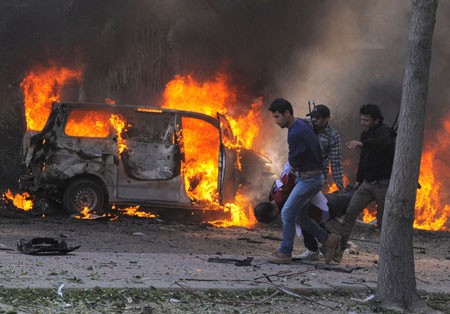 Car bomb targets Syria's ruling party headquarters, killing dozens  - ảnh 1