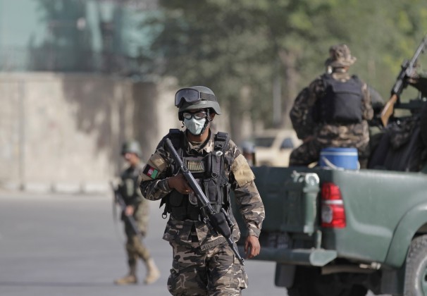 Taliban attacks Afghan presidential palace  - ảnh 1