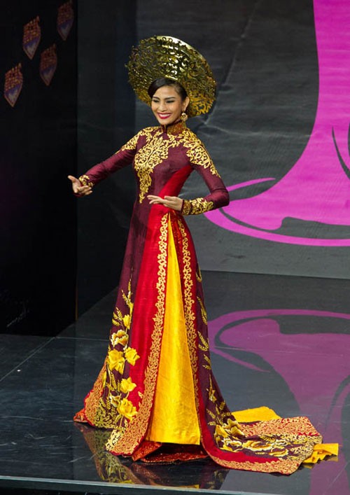 Vietnamese Ao dai shines at 2013 Miss Universe contest - ảnh 1