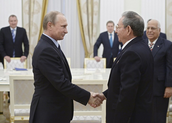 Putin meets with Raul Castro in Moscow    - ảnh 1