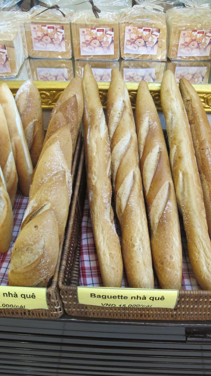 French baguettes and techniques for making the bread from natural yeast leaven  - ảnh 1