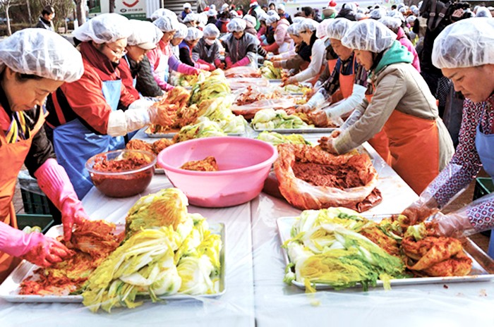 Kimjang culture of making and sharing Kimchi  - ảnh 1