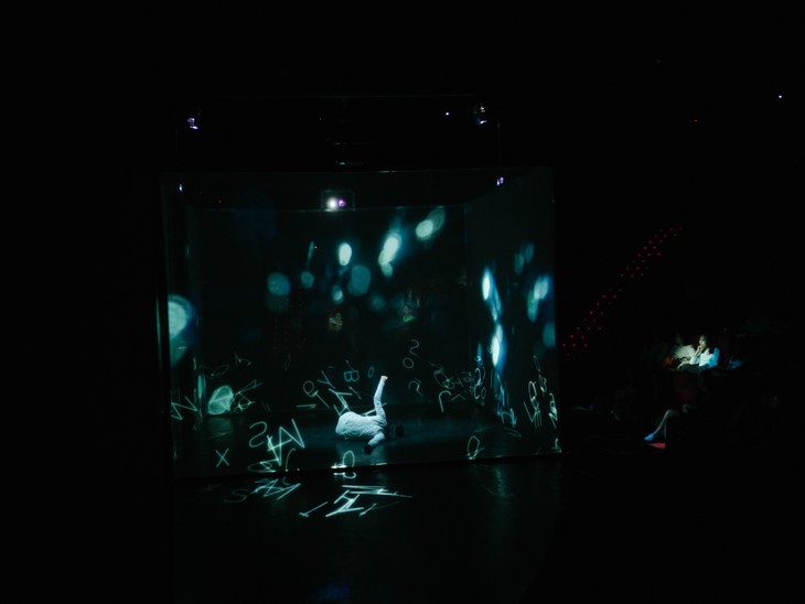 Contemporary dance mixed with digital arts “Hakanai” performed in Hanoi - ảnh 3