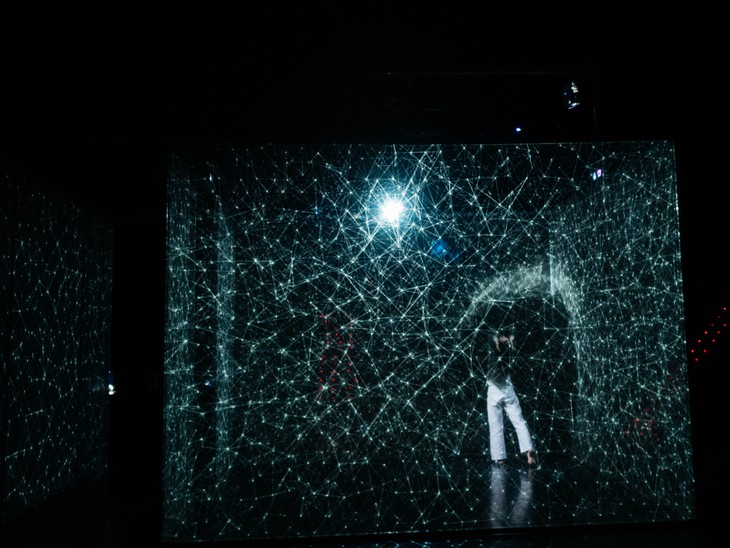 Contemporary dance mixed with digital arts “Hakanai” performed in Hanoi - ảnh 4