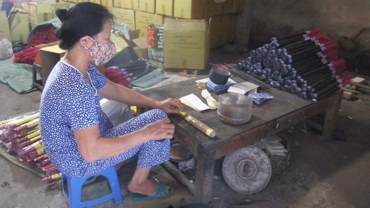 Making incense in Xa Kieu traditional craft village  - ảnh 5