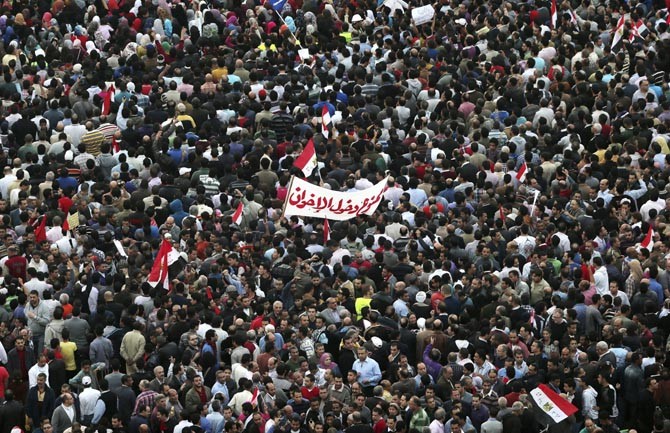 Egipcios se manifiestan de nuevo contra decreto presidencial  - ảnh 1
