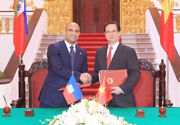Concluye con éxito visita de primer ministro haitiano a Vietnam - ảnh 1
